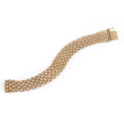 Lot 473 - A 9ct gold mesh link bracelet