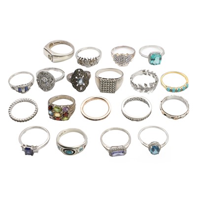 Lot 443 - A collection of gold and silver rings