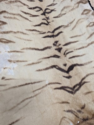 Lot 359 - A taxidermy Bengal tiger skin rug
