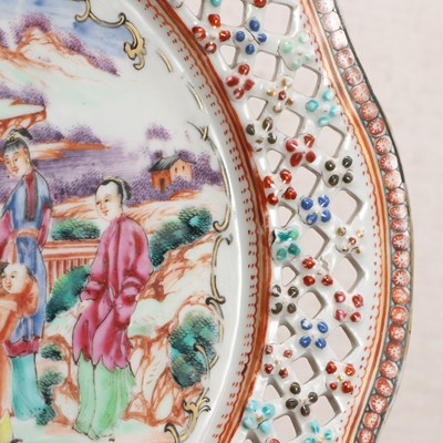 Lot 84 - A Chinese export famille rose dish