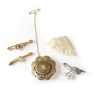 Lot 397 - A group of gold, silver and base metal brooches