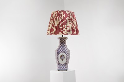 Lot 27 - A Chinese export-style porcelain table lamp