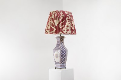 Lot A Chinese export-style porcelain table lamp