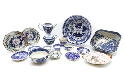 Lot 163 - A collection of English and Chinese blue and white pottery