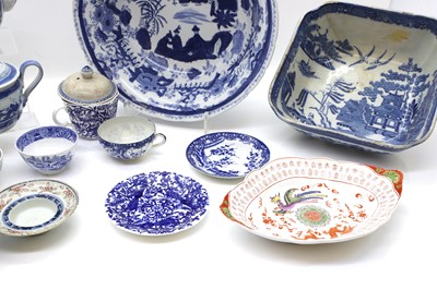 Lot 163 - A collection of English and Chinese blue and white pottery