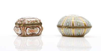 Lot 187 - A Meissen style porcelain box