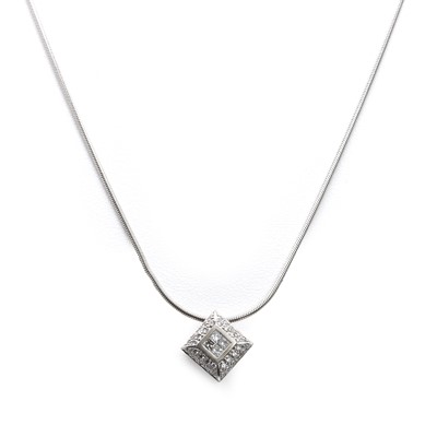 Lot 97 - An 18ct white gold diamond pendant and chain