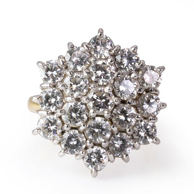 Lot 98 - An 18ct gold diamond cluster ring