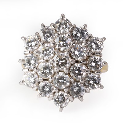Lot 98 - An 18ct gold diamond cluster ring