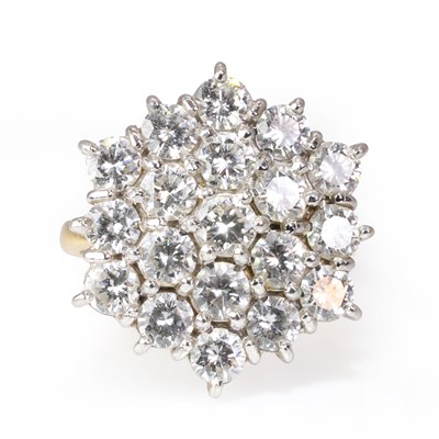 Lot 124 - An 18ct gold diamond cluster ring