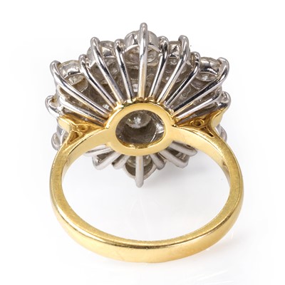 Lot 98 - An 18ct gold diamond cluster ring