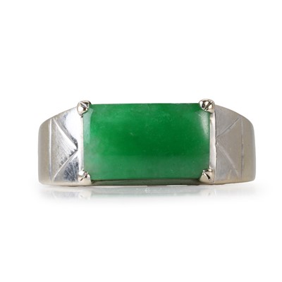 Lot 151 - An 18ct white gold green hardstone ring