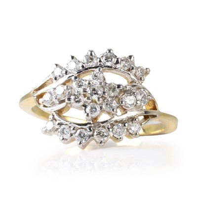 Lot 113 - A diamond cluster ring