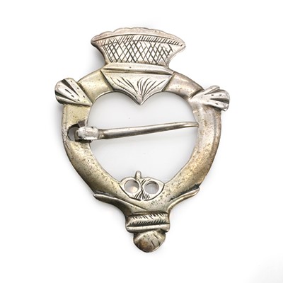 Lot 2 - An antique Scottish Luckenbooth brooch