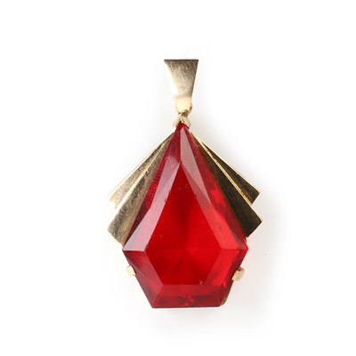 Lot 83 - A paste kite shaped pendant, c.1940-50