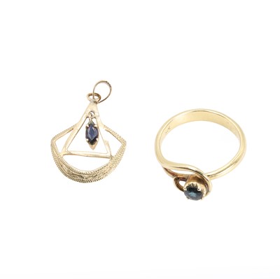 Lot 302 - A sapphire ring and pendant