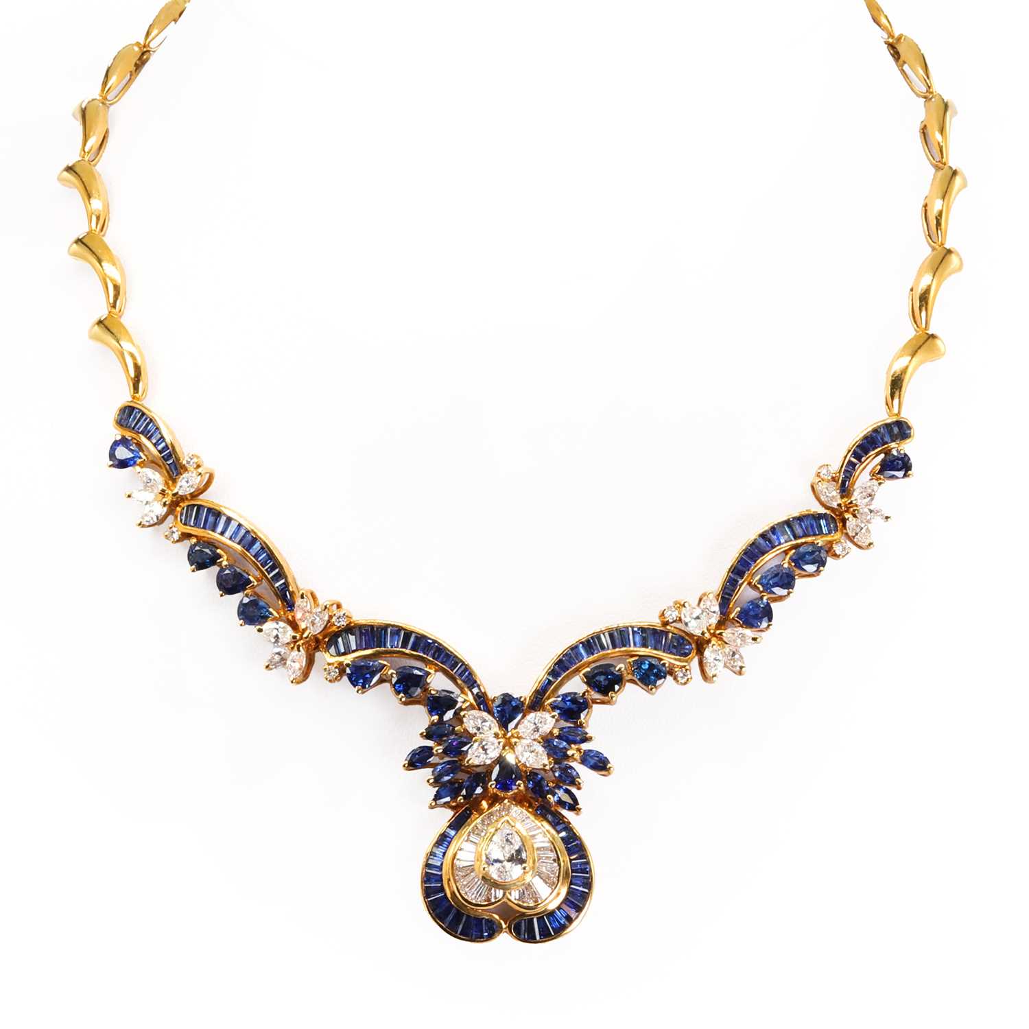 Lot 134 - A sapphire and diamond necklace