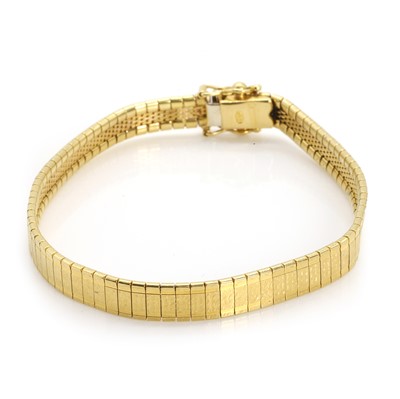 Lot 467 - A gold bracelet