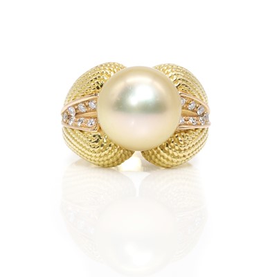 Lot 107 - A pearl and diamond ring