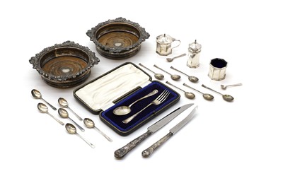Lot 92 - A collection of cased silver items