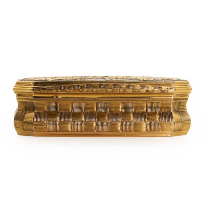 Lot 282 - A gold and mother of pearl snuffbox