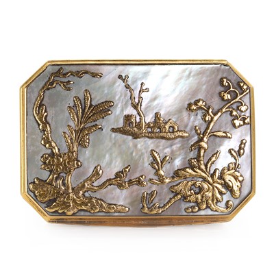 Lot 282 - A gold and mother of pearl snuffbox