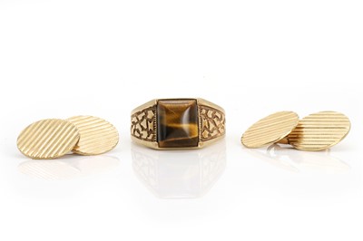 Lot 345 - A gentleman's tiger's eye ring and a pair of cufflinks