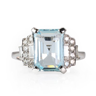 Lot 193 - A white gold aquamarine and diamond ring