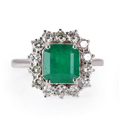 Lot 184 - An emerald and diamond cluster ring