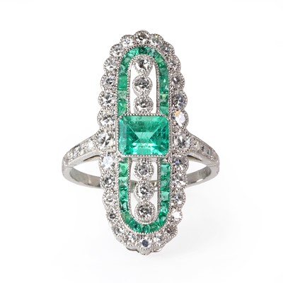 Lot 186 - An emerald and diamond oval plaque ring