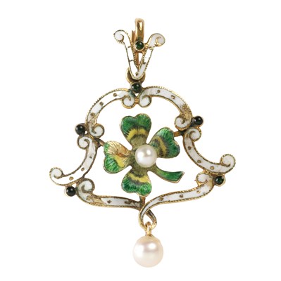 Lot 58 - An enamelled four leaf clover and pearl set pendant, c.1908