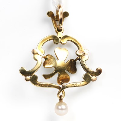 Lot 58 - An enamelled four leaf clover and pearl set pendant, c.1908
