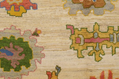 Lot 105 - An Oushak wool carpet