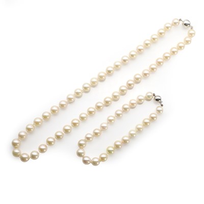 Lot 209 - A single row uniform cultured pearl necklace and bracelet