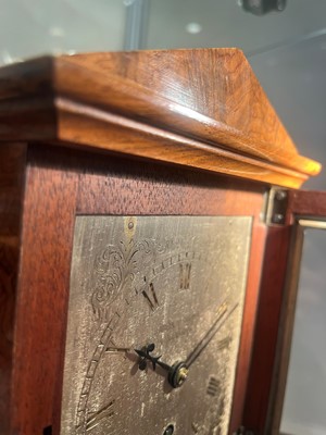 Lot 282 - A walnut library clock