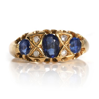 Lot 39 - An Edwardian 18ct gold three stone ring