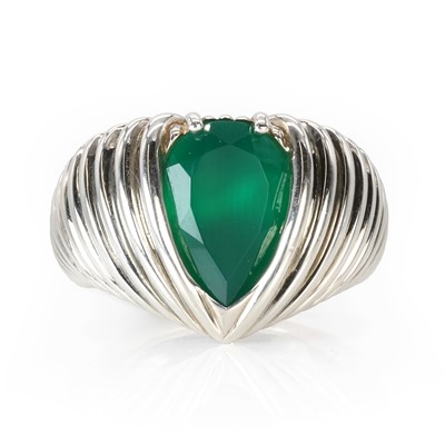 Lot 237 - A sterling silver single stone green onyx 'Bound' ring, by Shaun Leane