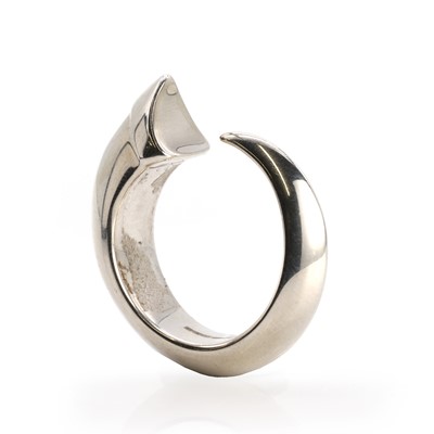 Lot 218 - A sterling silver 'Tusk' ring, by Shaun Leane