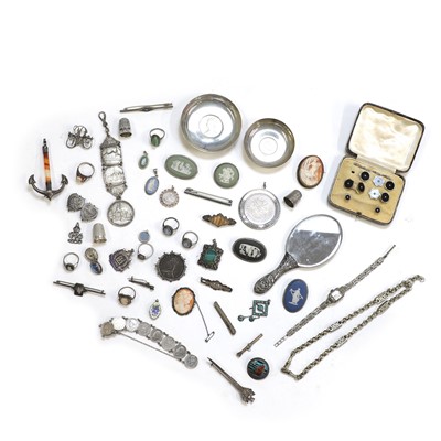 Lot 441 - A collection of silver items and jewellery