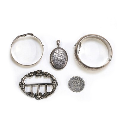 Lot 427 - A collection of silver jewellery