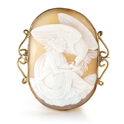 Lot 30 - A shell cameo brooch