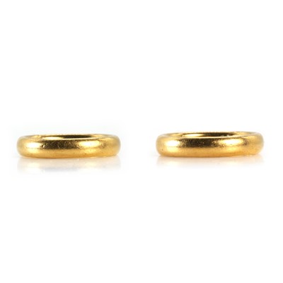 Lot 495 - Two 22ct gold wedding bands