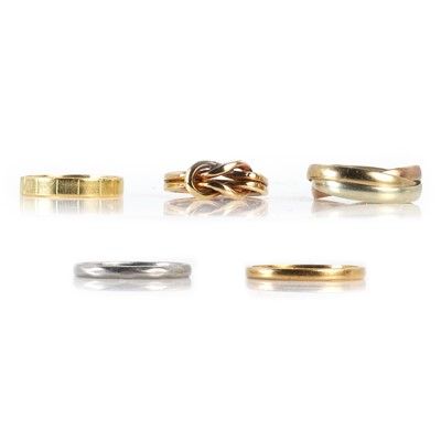 Lot 346 - A group of gold and platinum rings