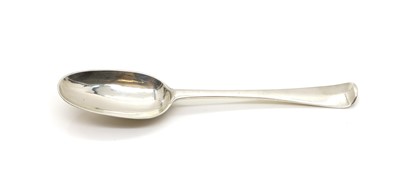 Lot 24 - An Irish silver Hanoverian Rat-tail pattern tablespoon