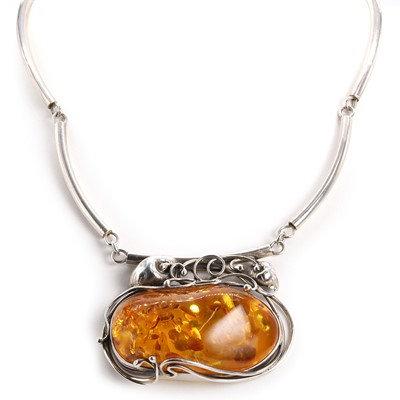 Lot 226 - A silver and clarified amber necklace