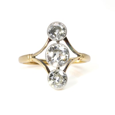 Lot 48 - An early 20th century three stone diamond ring