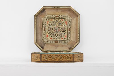 Lot 90 - A mother-of-pearl inlaid octagonal box