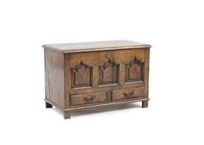 Lot 514 - An oak mule chest