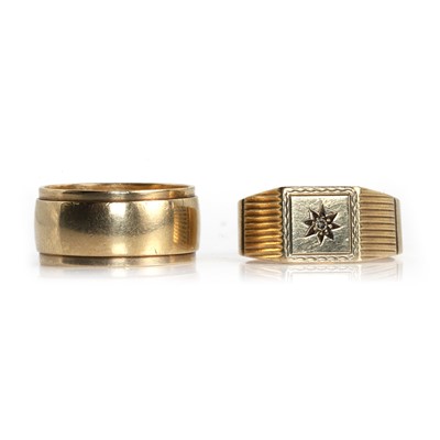 Lot 279 - Two 9ct gold rings