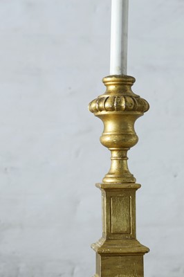 Lot 41 - A pair of turned giltwood table lamps